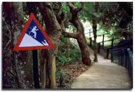 rollstuhl an der treppe